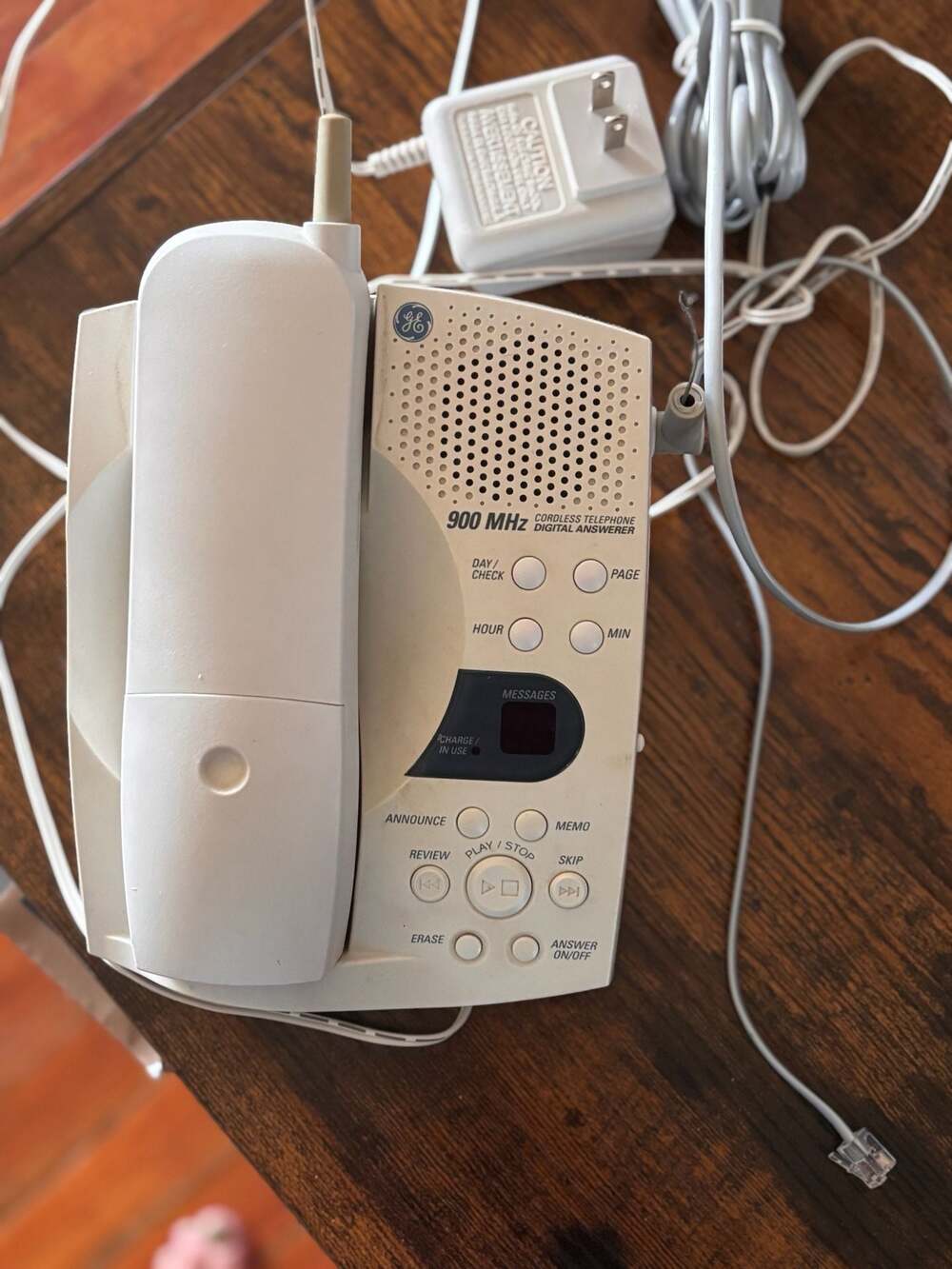 GE 900 MHz Cordless Telephone with Digital Answering System (Model 26990GE1-C)
